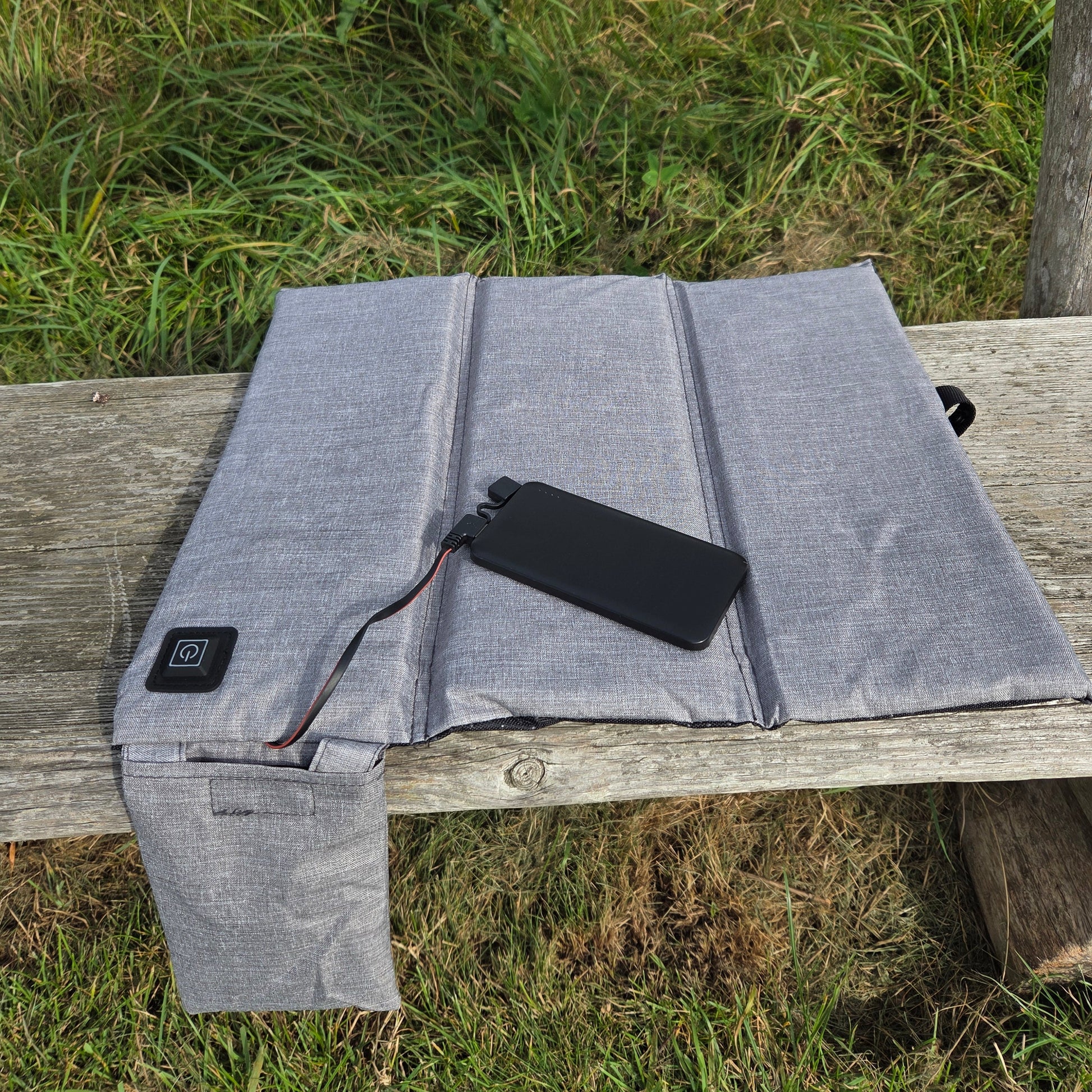 GoWarm foldet ud med powerbank ovenpå